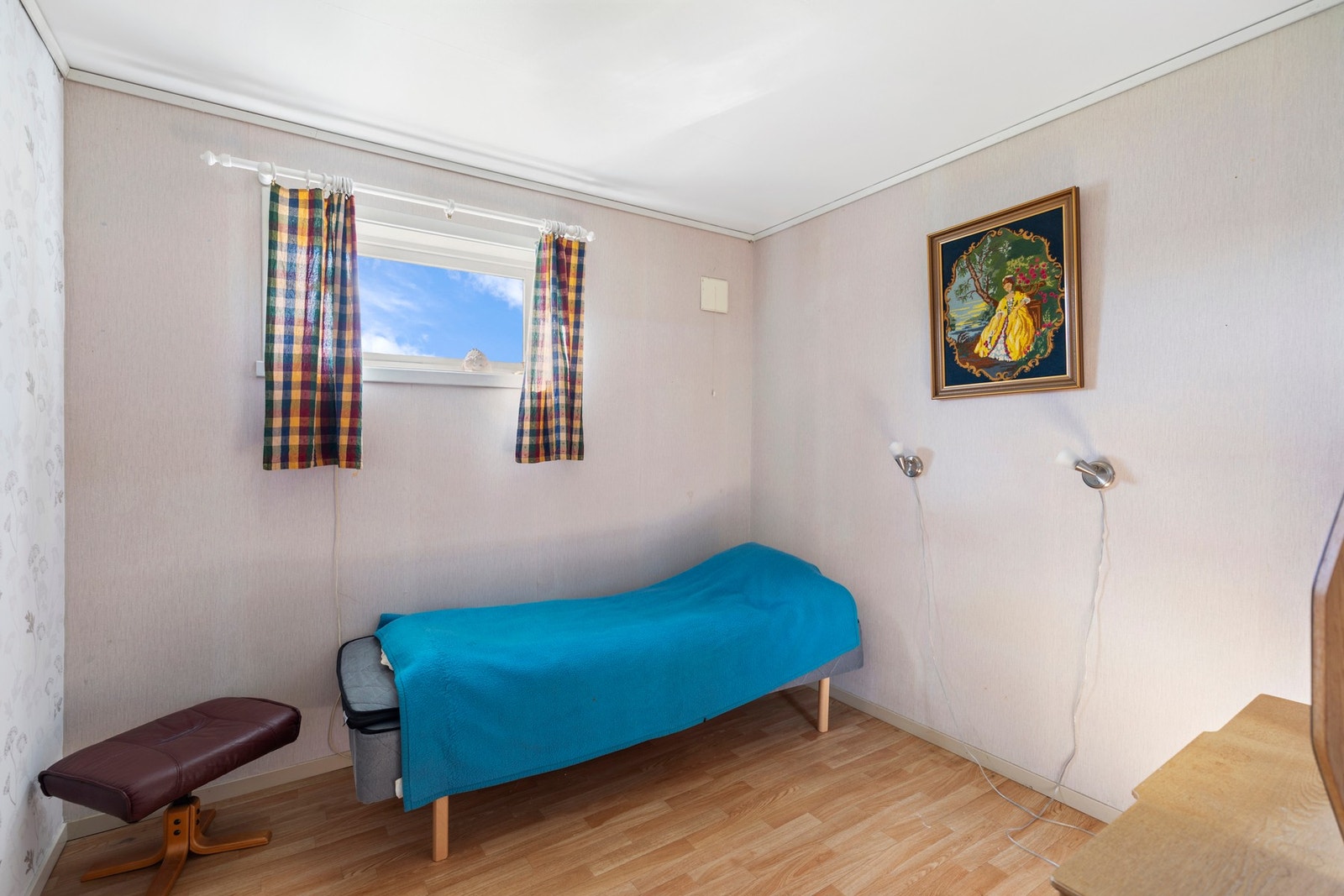 Soverom nr. 3 er beliggende i underertasjen. Rommet er ikke omsøkt/godkjent, og har ikke godkjent rømningsvei og for lite lysinnslipp. Galleribilde
