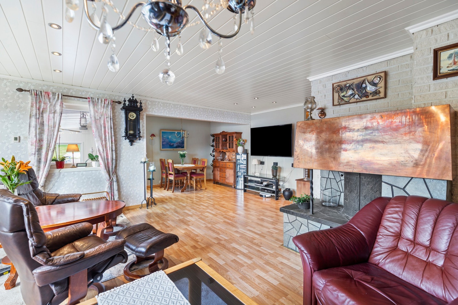 Videre er det montert downlights, lukket peis og varmepumpe (luft/luft) Galleribilde