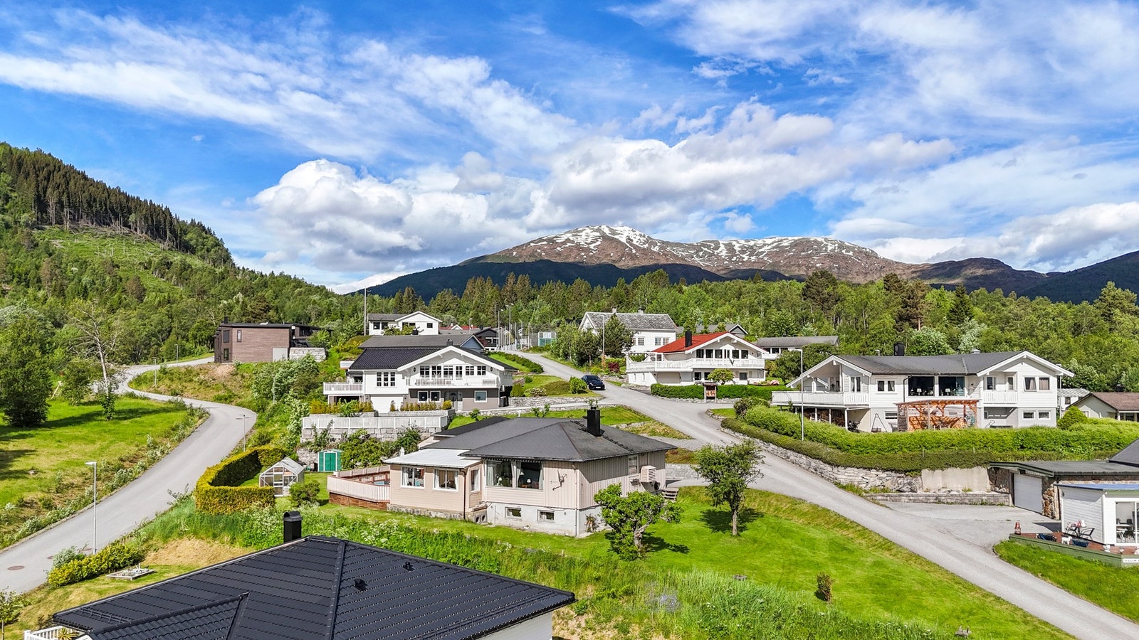 Boligen ligger fint til i etablert område, i umiddelbar avstand til ballbinge/lekeplass og flotte turområder Galleribilde