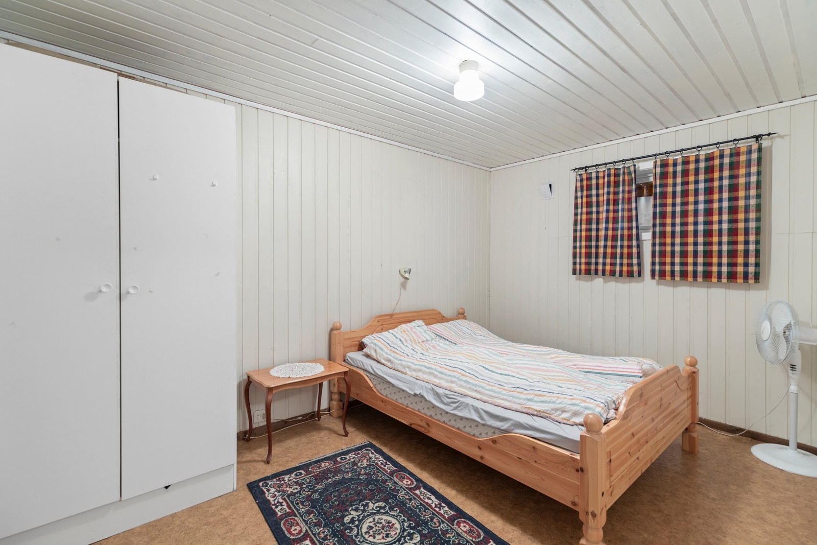 Soverom nr. 5 er beliggende i underertasjen. Rommet er ikke omsøkt/godkjent, og har ikke godkjent rømningsvei og for lite lysinnslipp. Galleribilde