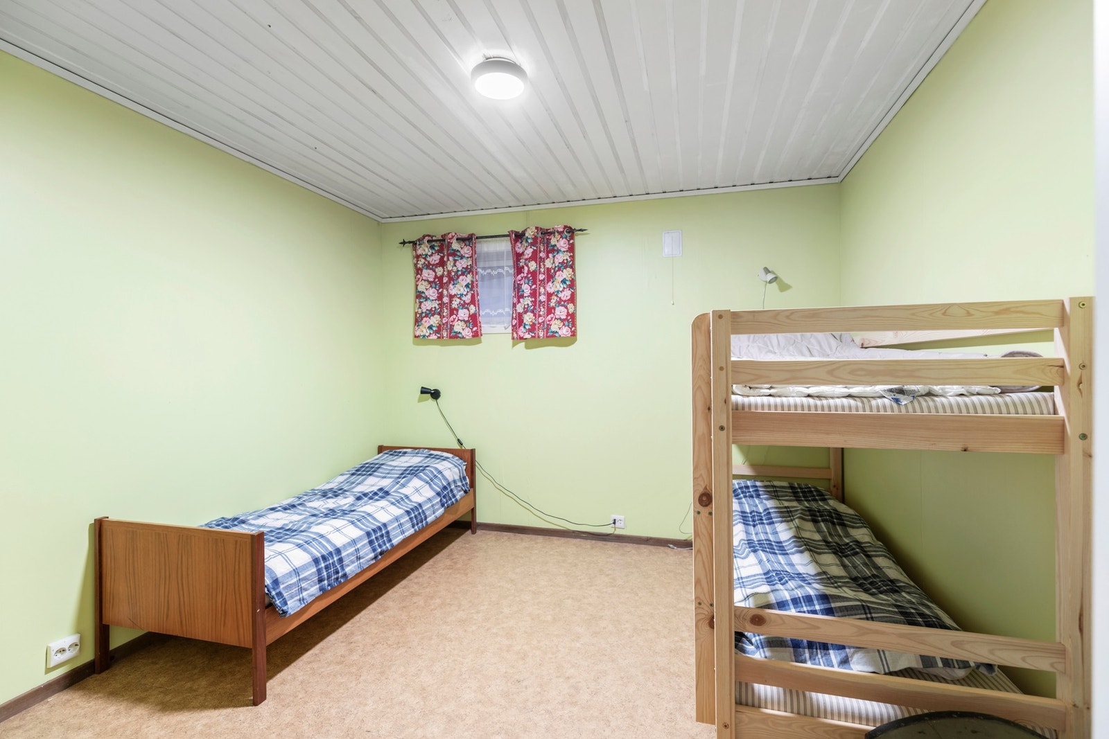 Soverom nr. 4 er beliggende i underertasjen. Rommet er ikke omsøkt/godkjent, og har ikke godkjent rømningsvei og for lite lysinnslipp. Galleribilde