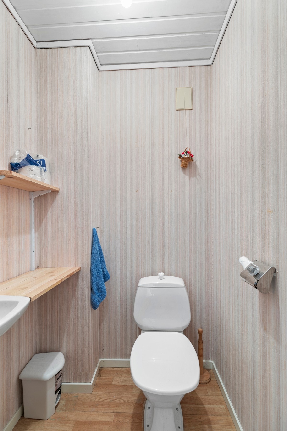 Toalettrom med servant og wc i underetasjen Galleribilde