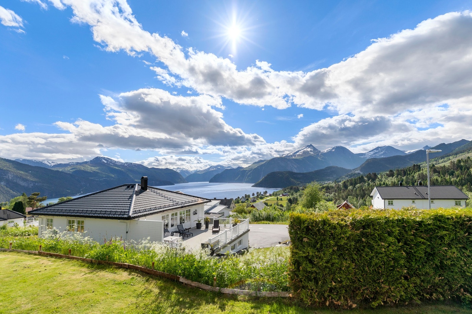 Fantastisk utsikt mot Storfjorden og de omkransende fjellene Galleribilde