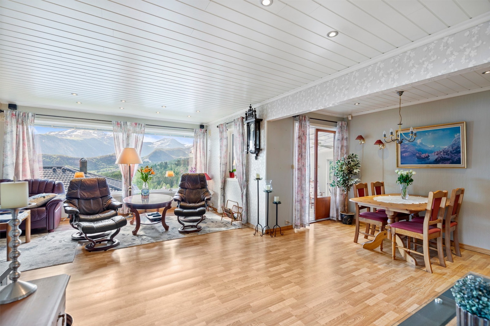 Stuen er romslig på størrelse, med flere møbleringsmuligheter for både sofagruppe og spisegruppe Galleribilde
