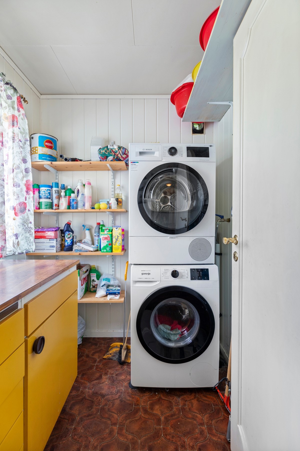 Hovedetasjen har også et vaskerom med opplegg for vaskemaskin, samt innredning Galleribilde