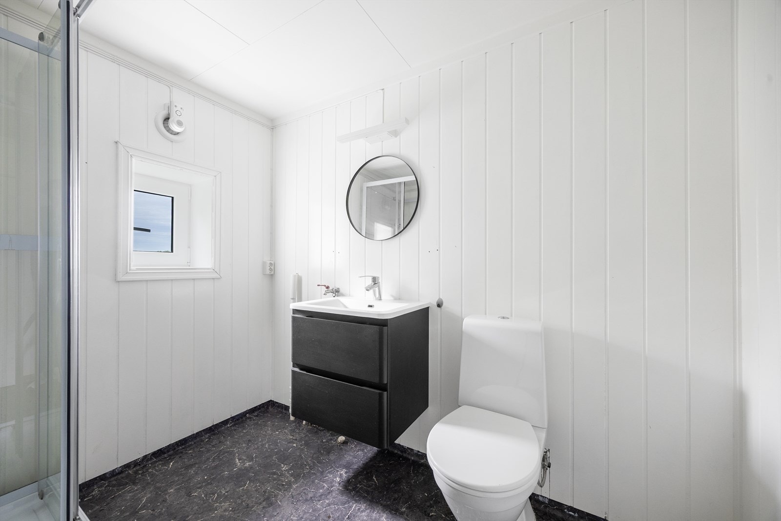 Badet i første etasje er innredet med servantskap, toalett og dusjkabinett. Galleribilde