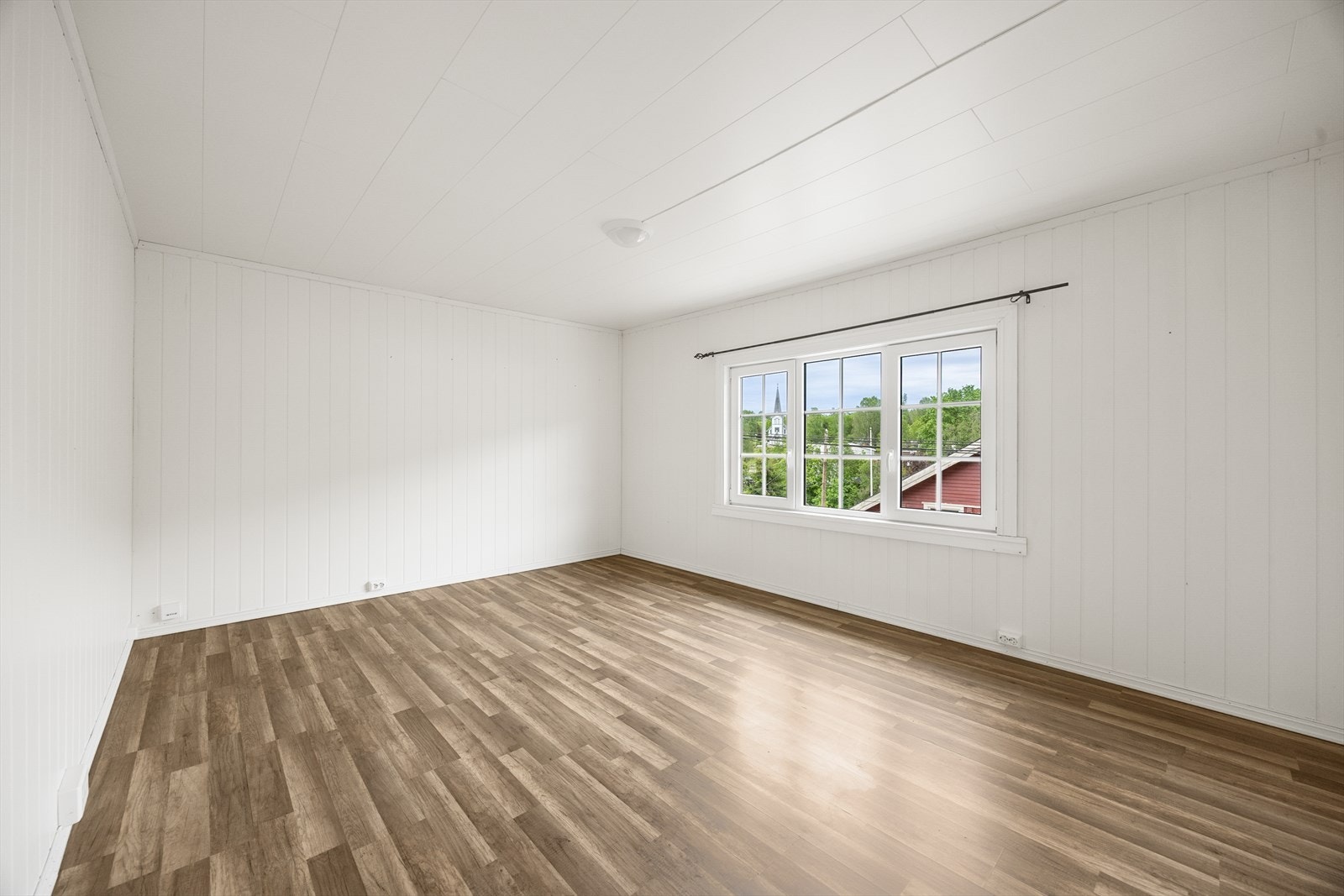 Spisestuedelen har god plass til et stort spisebord for hyggelige sammenkomster. Galleribilde