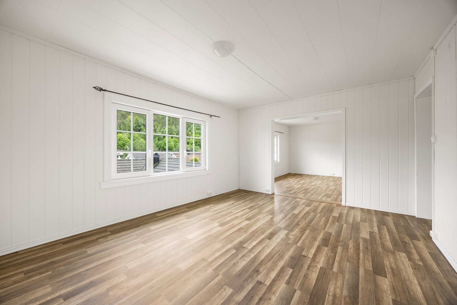 De nye vinduene med PVC-rammer fra 2021 slipper inn rikelig med dagslys. Galleribilde