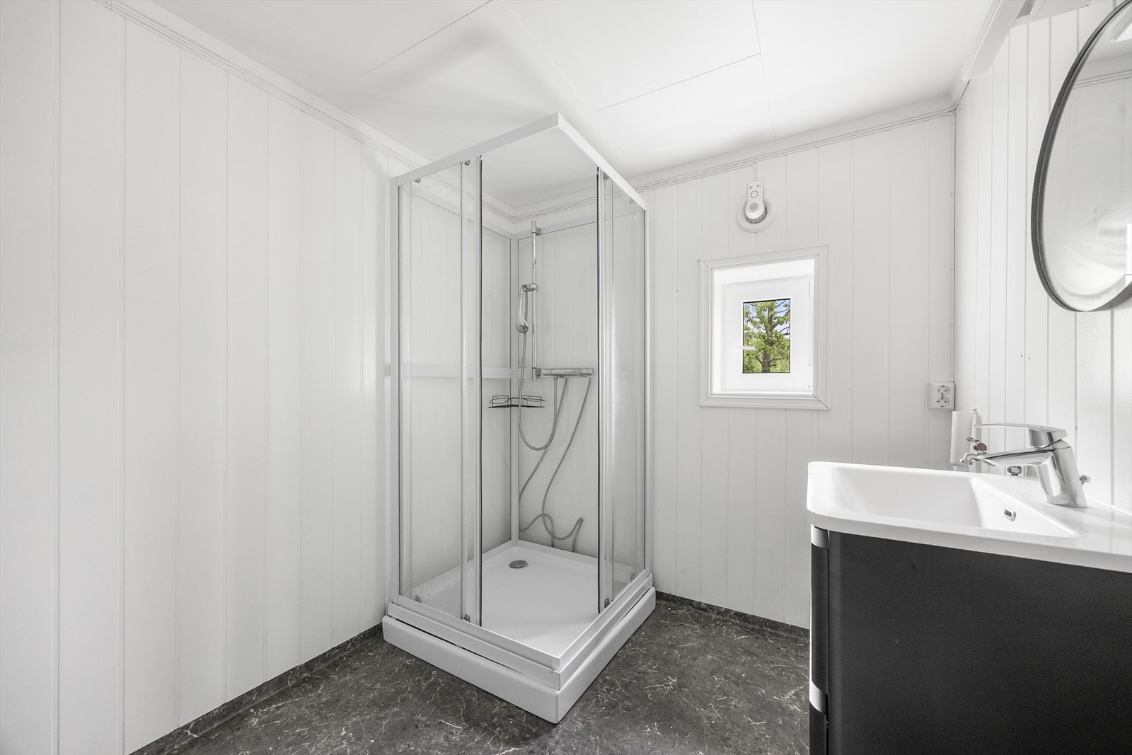 Rommet har vinylbelegg på gulv, opplegg for vaskemaskin og mekanisk ventilasjon. Galleribilde