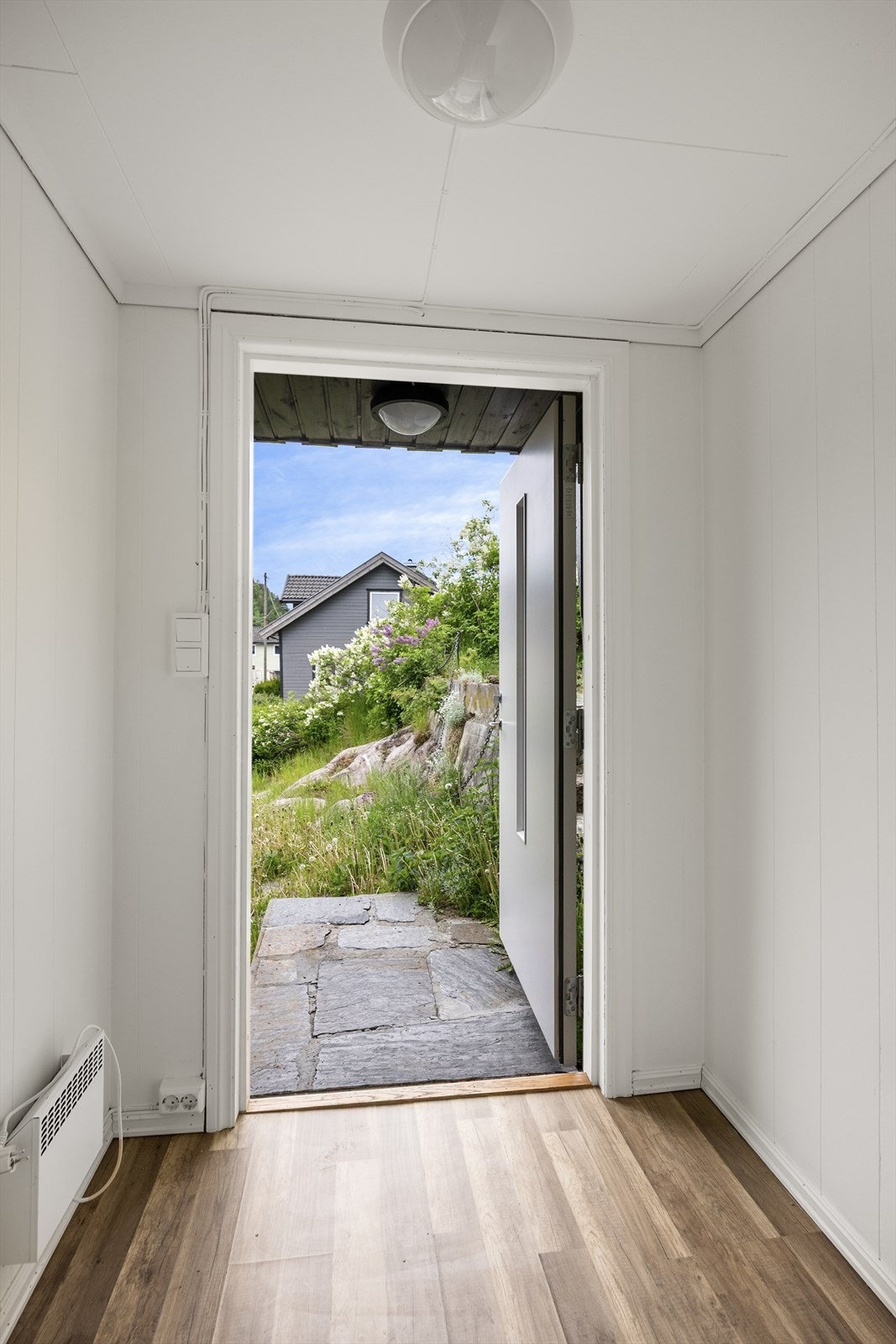 Vindfanget ønsker velkommen inn. Ytterdøren med isolerglass er fra 2021. Galleribilde