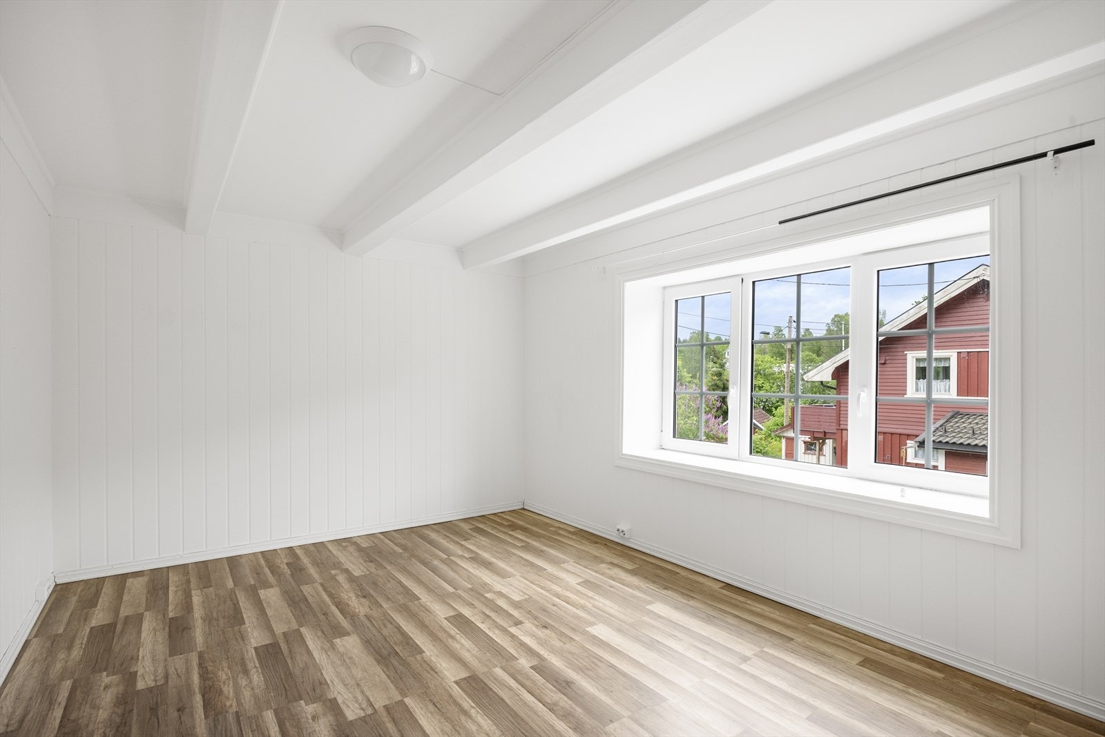 Soverommet i andre etasje har panel i taket og på veggene. Galleribilde