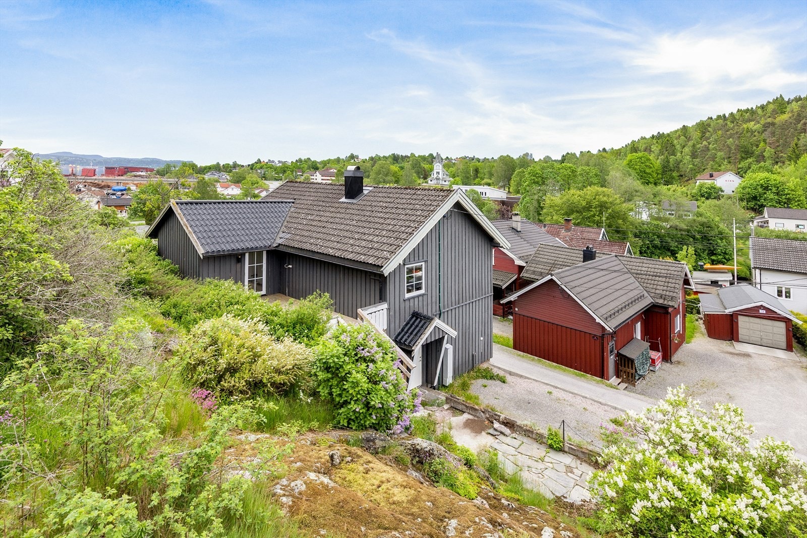 Eiendommen ligger høyt og fritt til på en naturtomt. Galleribilde
