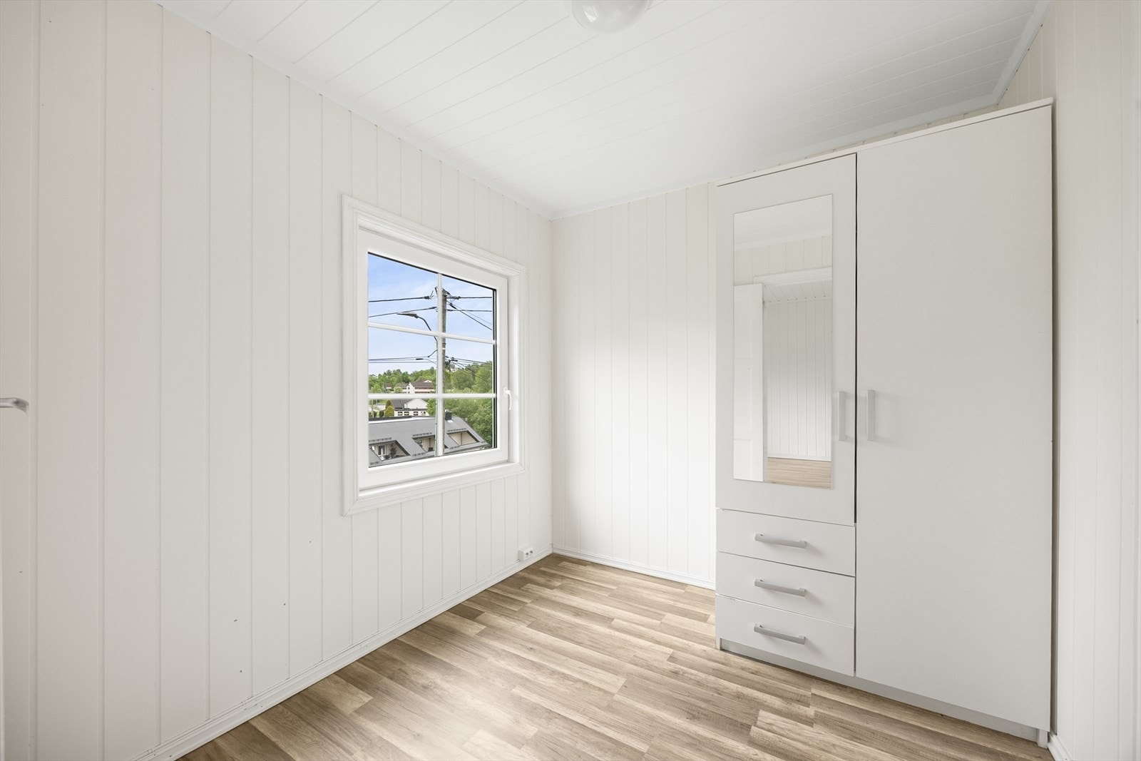 Det ene av to soverom i første etasje. Etasjeskilleren er et tradisjonelt trebjelkelag. Galleribilde