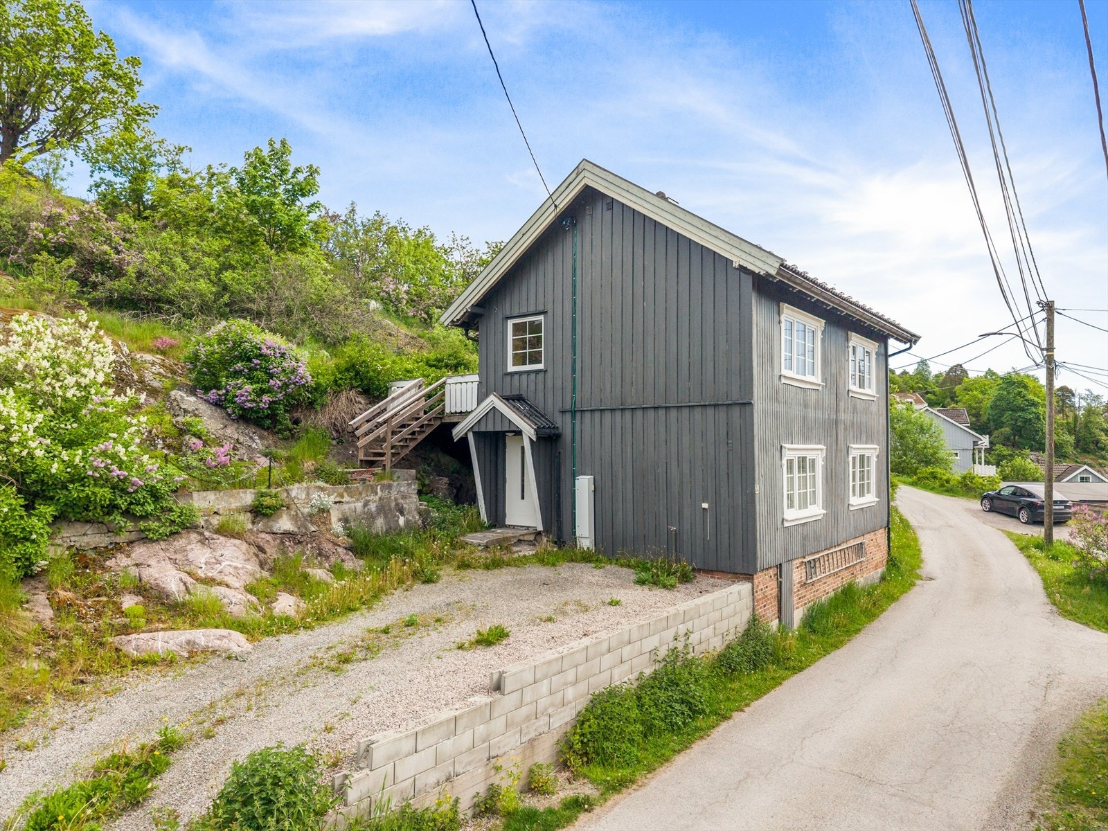 Boligens stående kledning gir et klassisk og varig uttrykk. Galleribilde