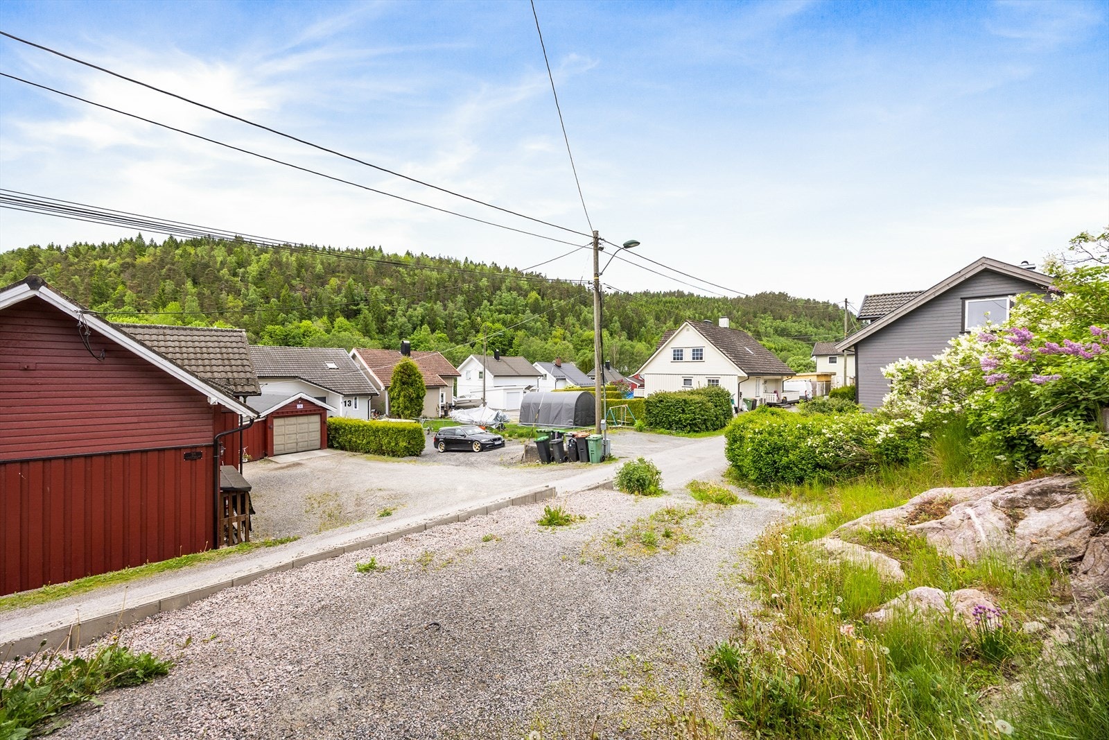 Rolig og etablert boligområde med spredt bebyggelse. Galleribilde