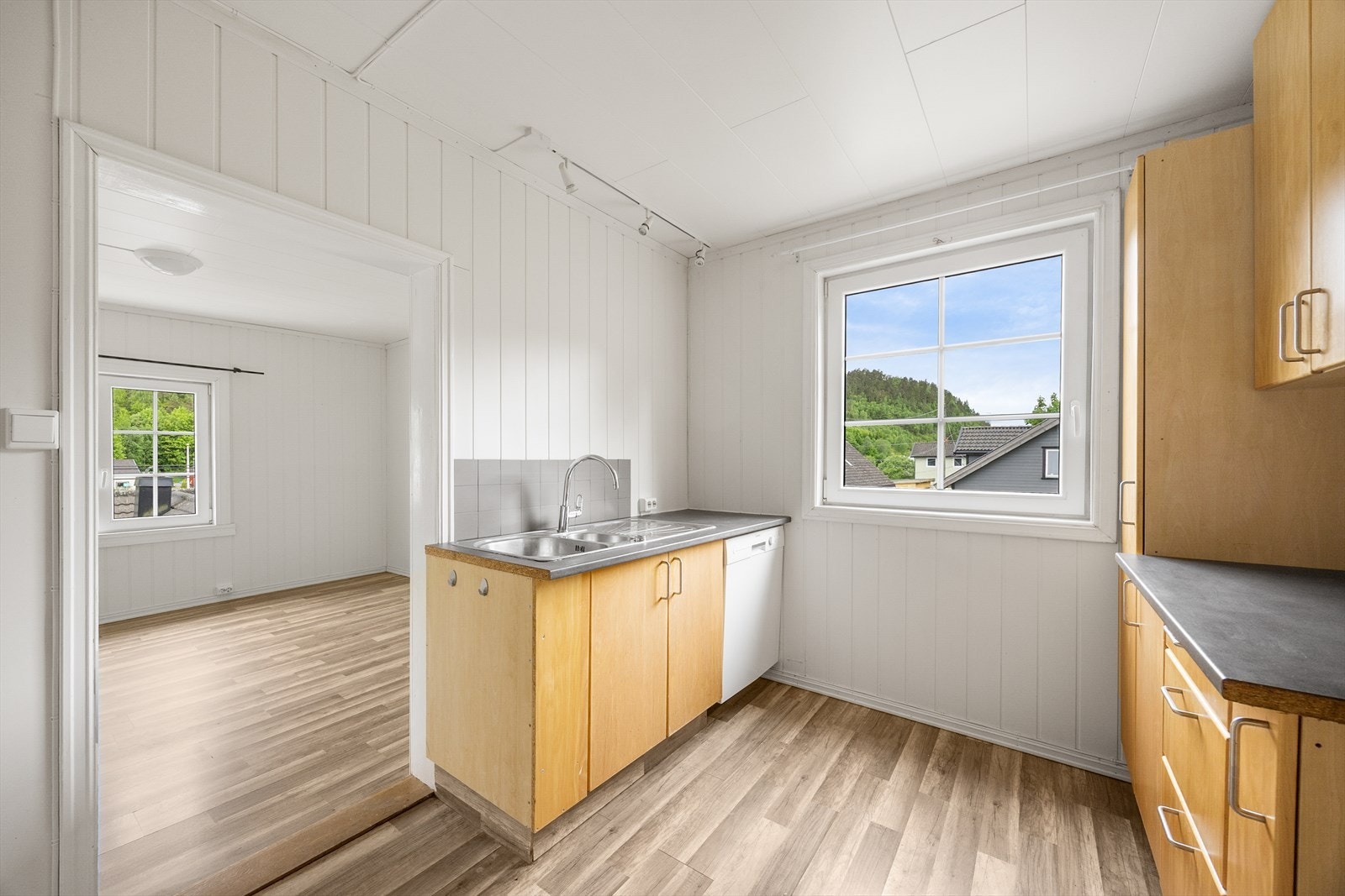 Kjøkkenet har en praktisk innredning med slette fronter og laminert benkeplate. Galleribilde