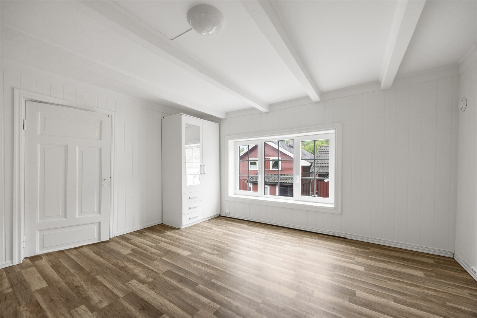 Rommet har god plass til både seng og garderobeløsning. Galleribilde