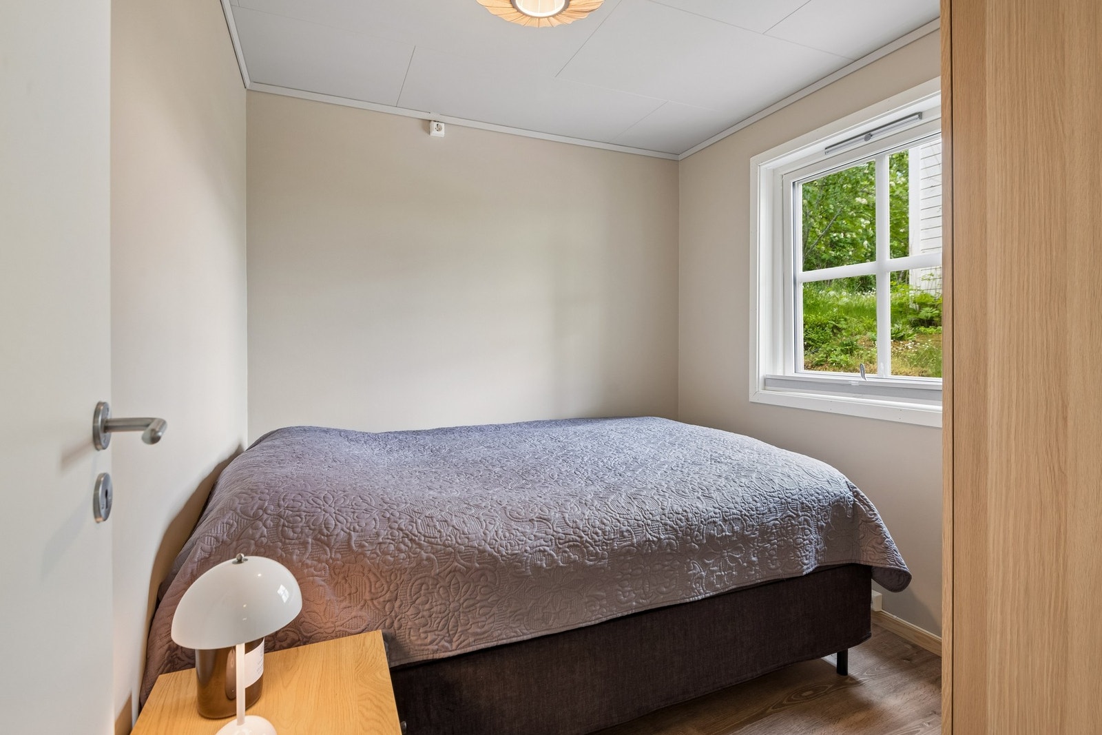 Soverom med plass til dobbeltseng og garderobe Galleribilde