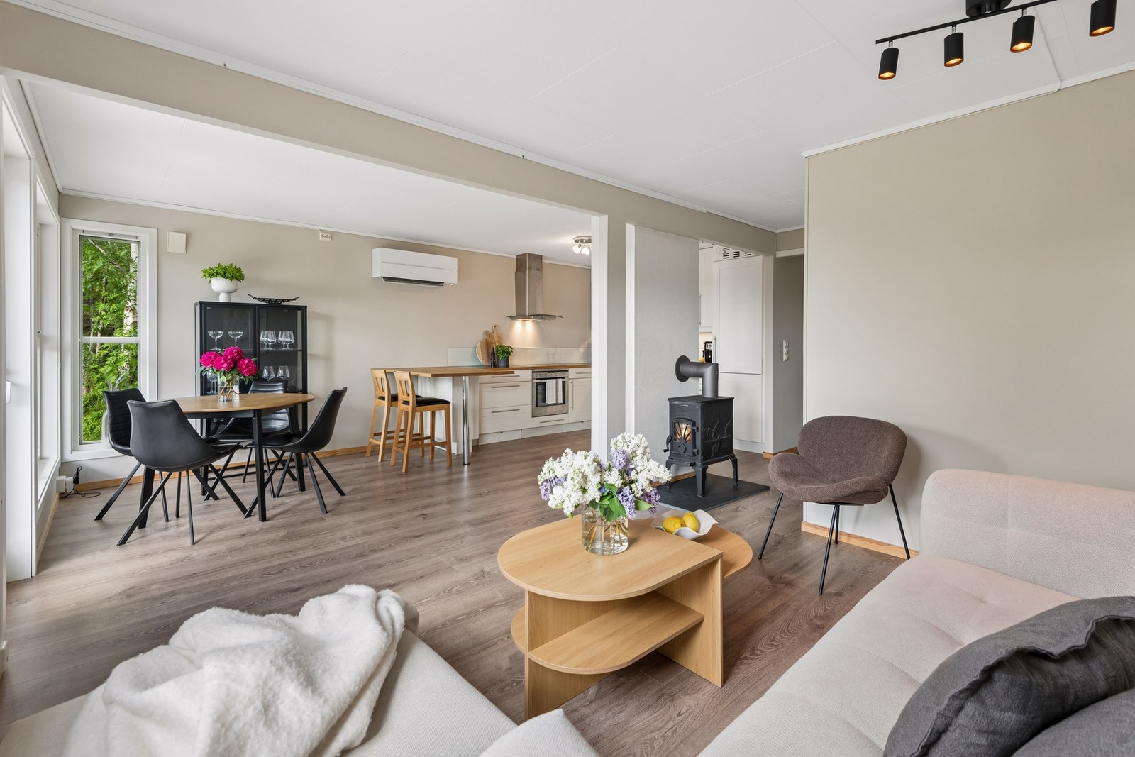 Hyggelig stuekrok som er malt i lune og moderne farger. Boligen har vedfyring. Galleribilde