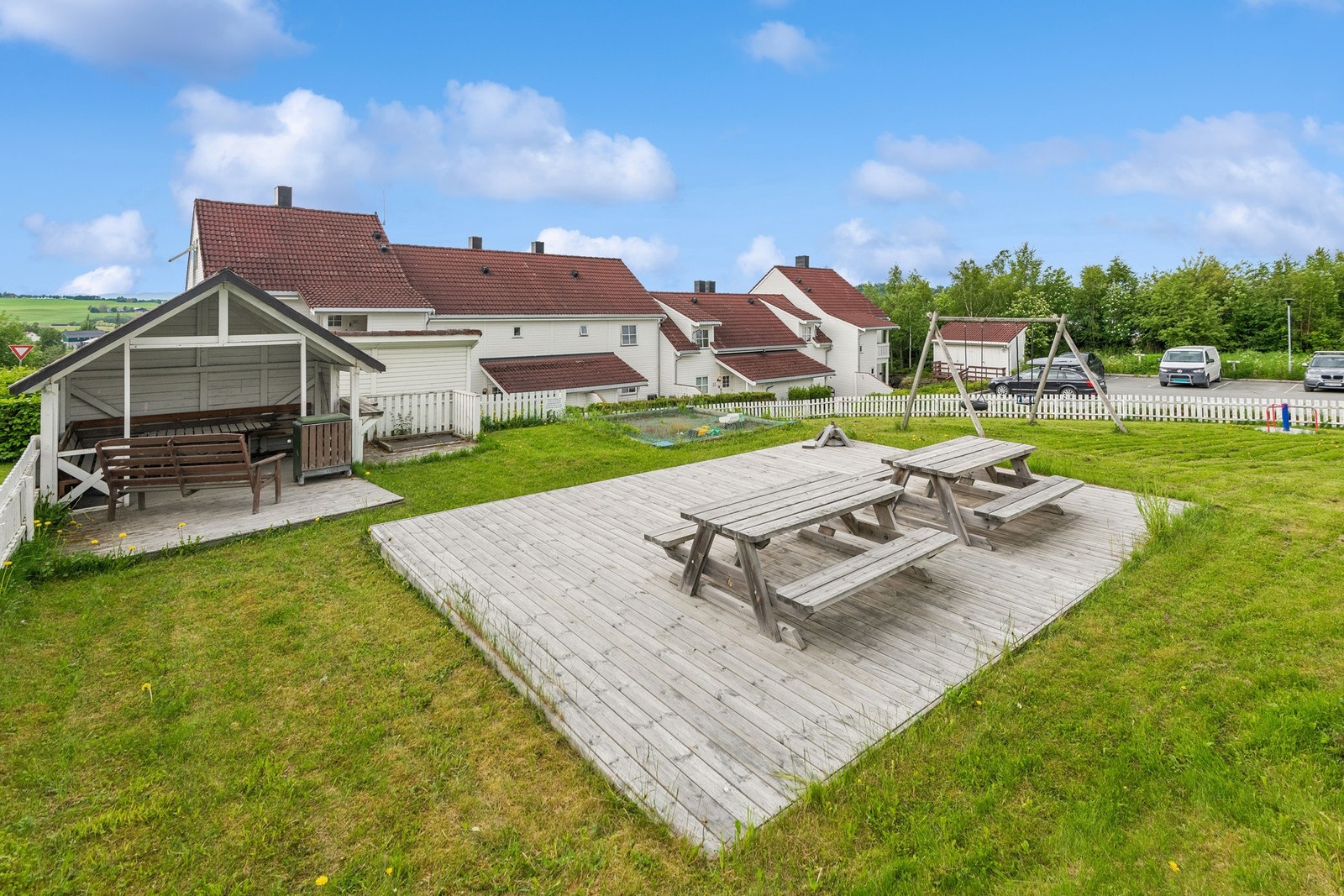 Borettslaget har et veletablert uteområde med lekestativ og sitteplasser. Galleribilde