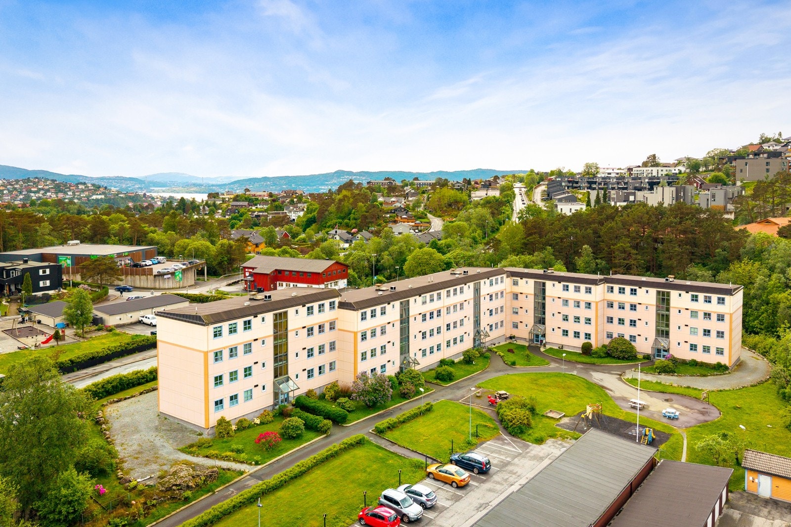 Borettslaget har parkering for beboere og gjeste like utenfor blokken. I nærområdet finner man fine turveier, lekeplasser, skole/barnehage, butikker og busslinje 3. Galleribilde