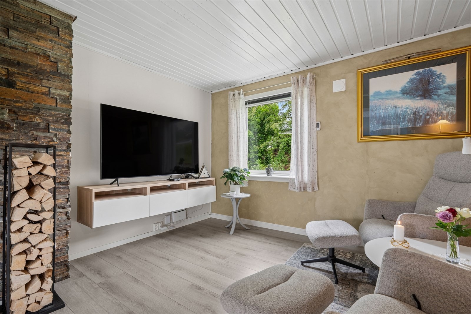 Stuen har flere møbleringsmuligheter og soner for ulik bruk. Galleribilde
