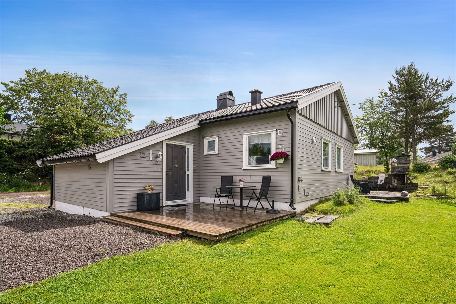 Inngangspartiet har en platting på ca. 14 m². Galleribilde