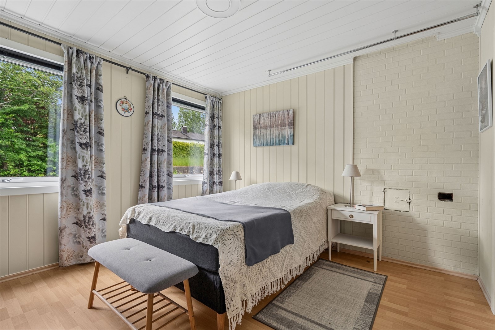 Boligen har to soverom. Dette rommet har plass til dobbeltseng. Galleribilde