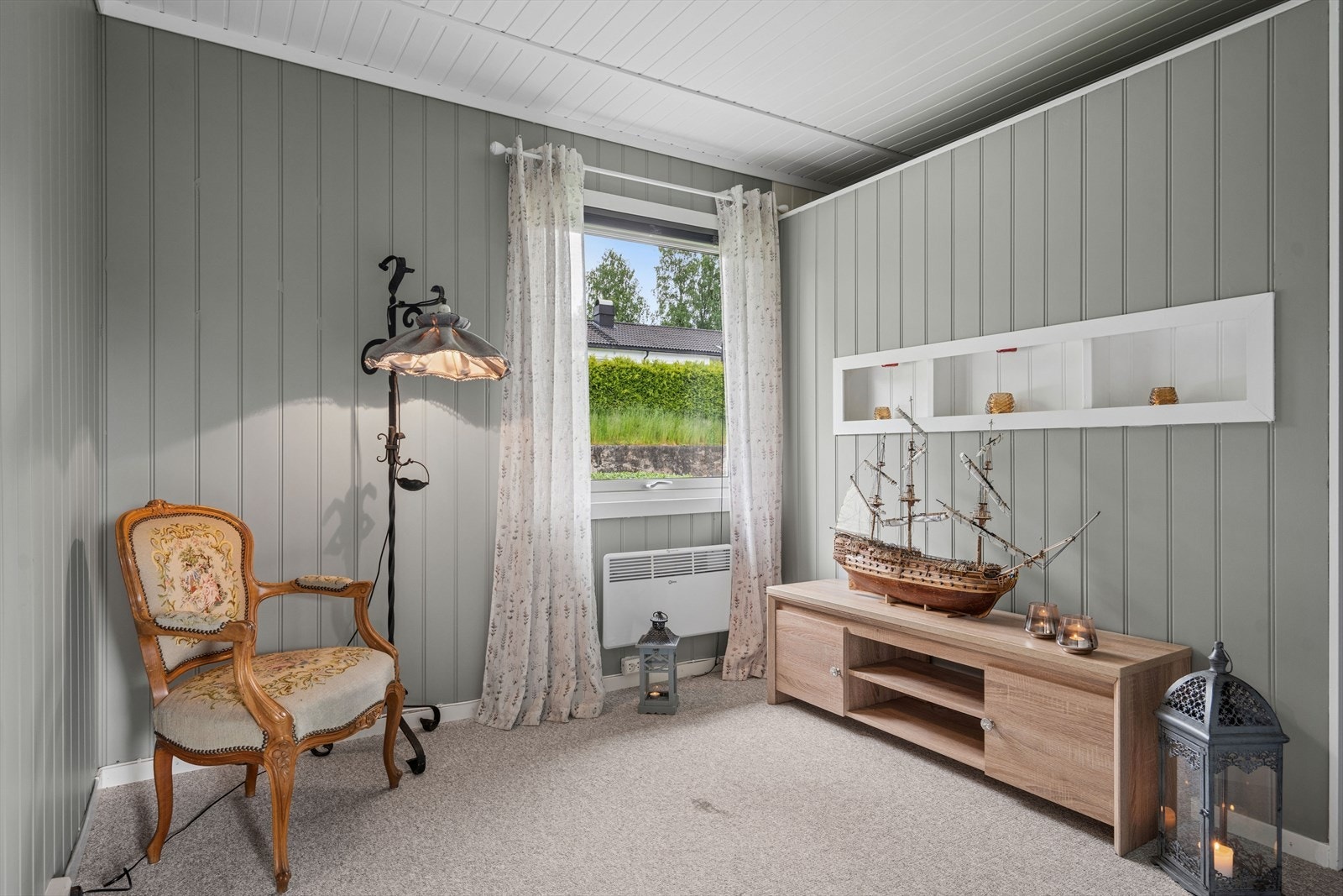 Et av rommene i tilknytning til stuen, innredet som en ekstra sittegruppe. Opprinnelig soverom. Galleribilde