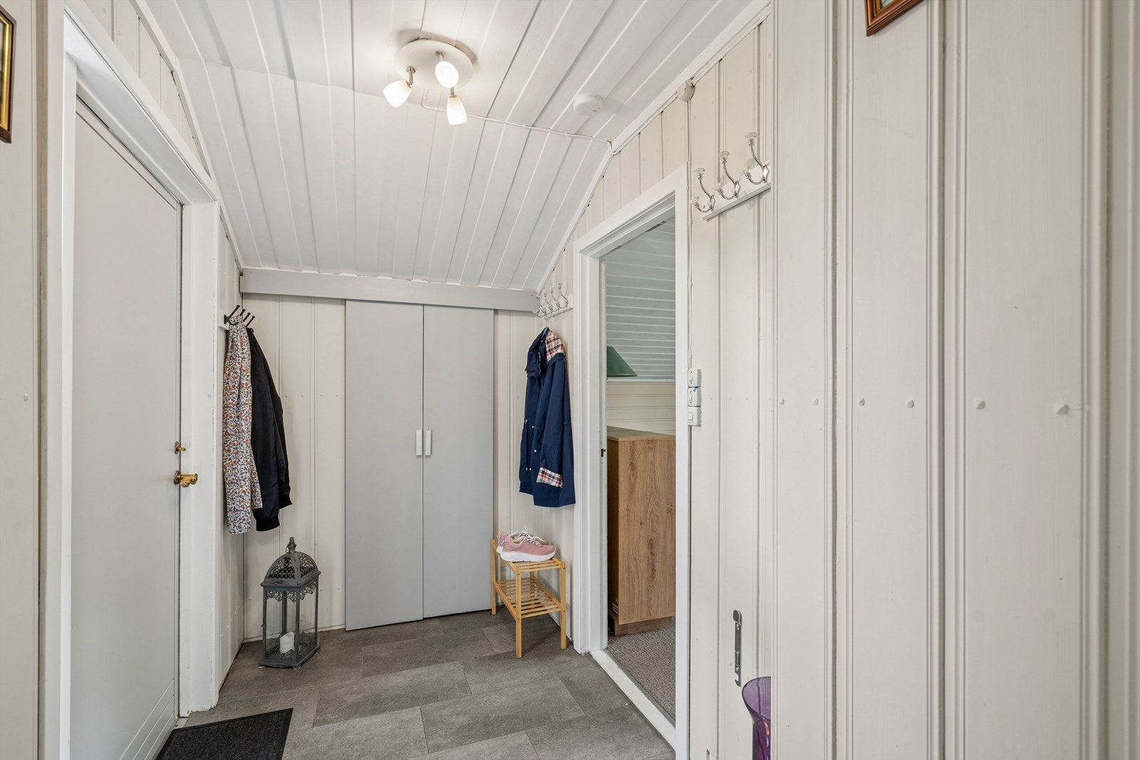 Entré med plass til oppbevaring av yttertøy og sko. Galleribilde