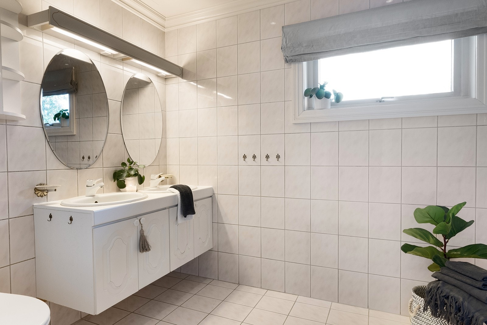 Badet i første etasje ble oppgradert rundt 1995 og har fliser på gulv og vegger, samt elektrisk gulvvarme. Galleribilde