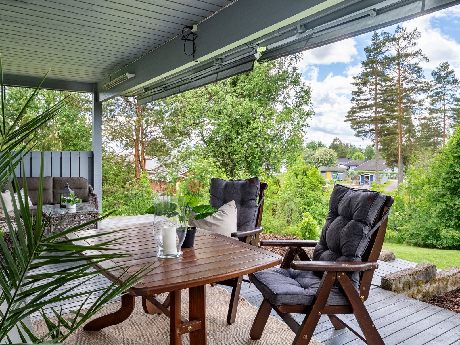 Overbygget terrasse hvor utelivet kan nytes uavhengig av vær og vind. Galleribilde
