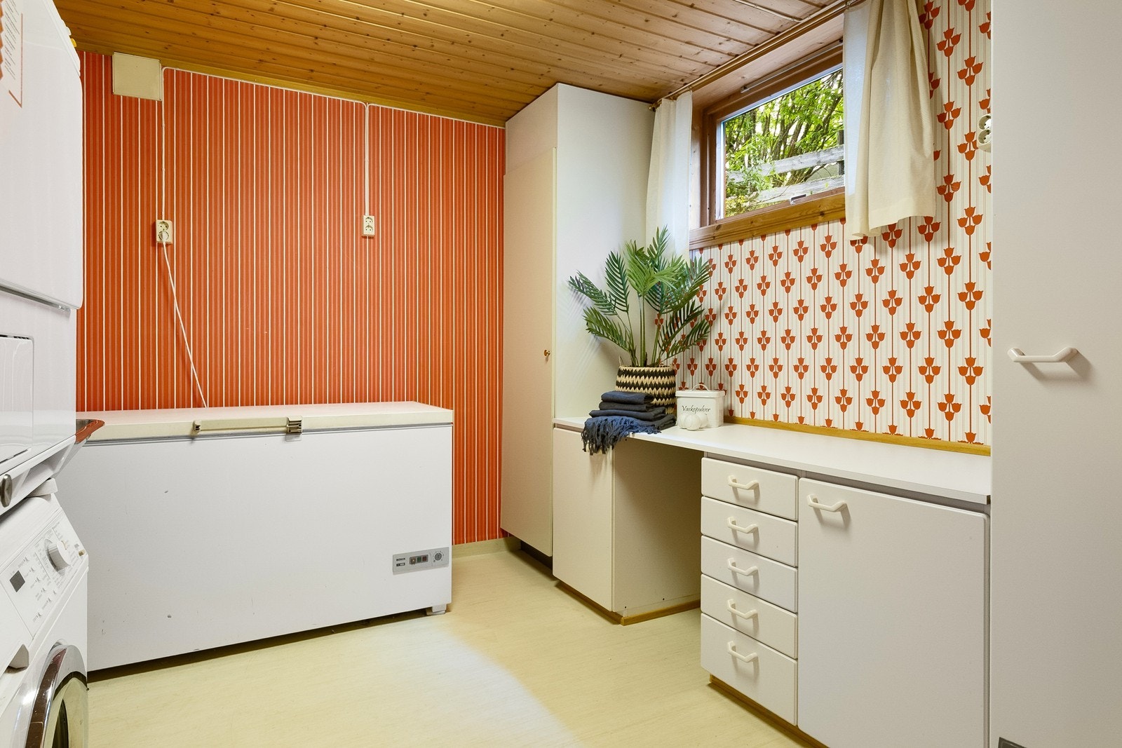 Separat vaskerom i kjelleren med belegg på gulv, utslagsvask og opplegg for vaskemaskin. Galleribilde