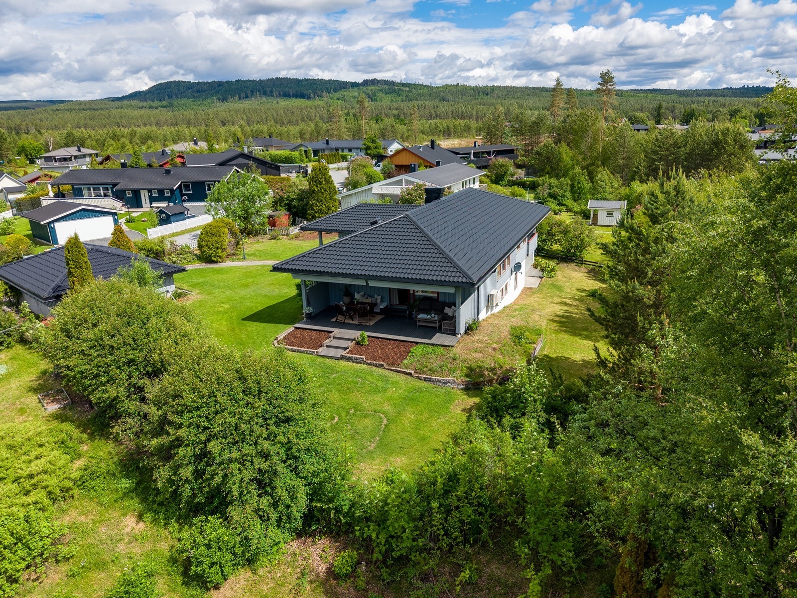 Enebolig fra 1979 med en innholdsrik planløsning over to etasjer. Taket på boligen og garasjen ble oppgradert i 2018. Galleribilde