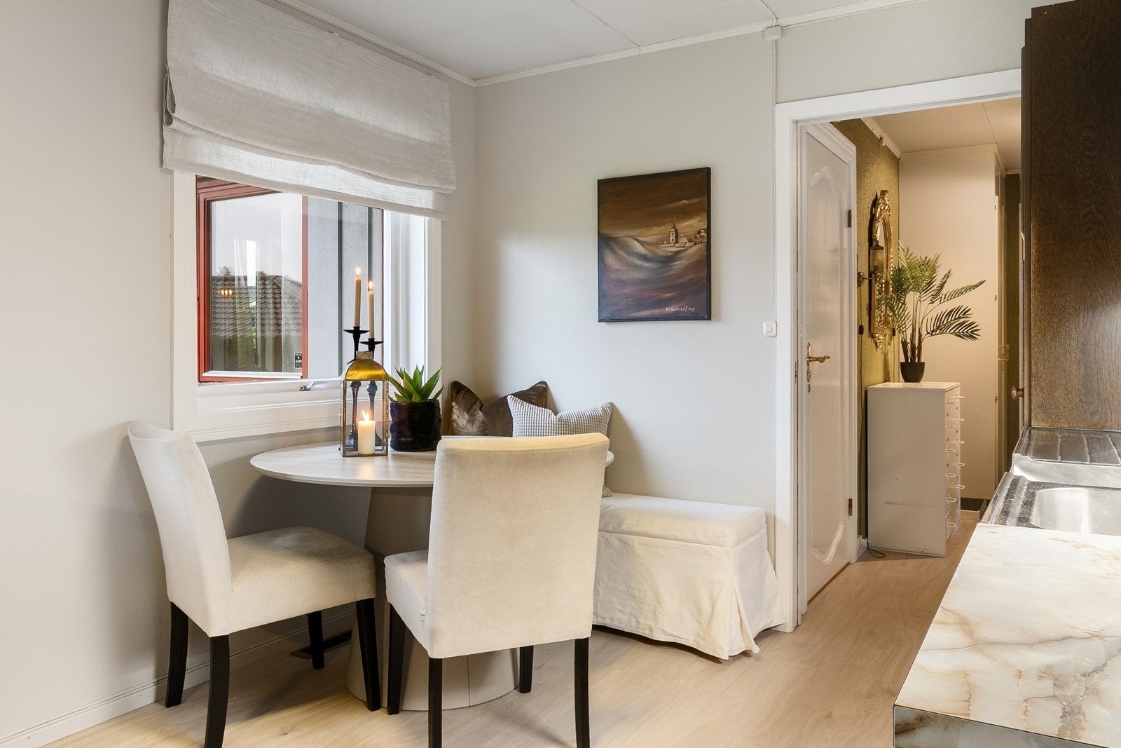 Det er plass til en hyggelig spiseplass ved vinduet på kjøkkenet. Galleribilde