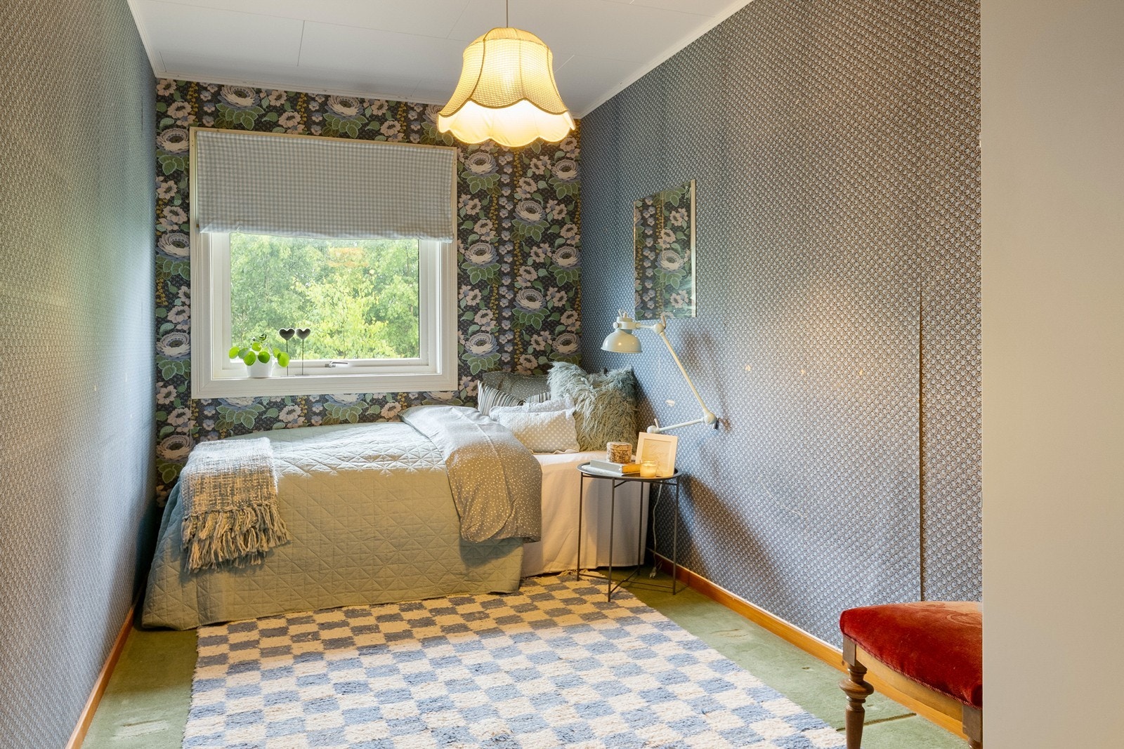Det fjerde soverommet i første etasje har teppe på gulvet. Galleribilde