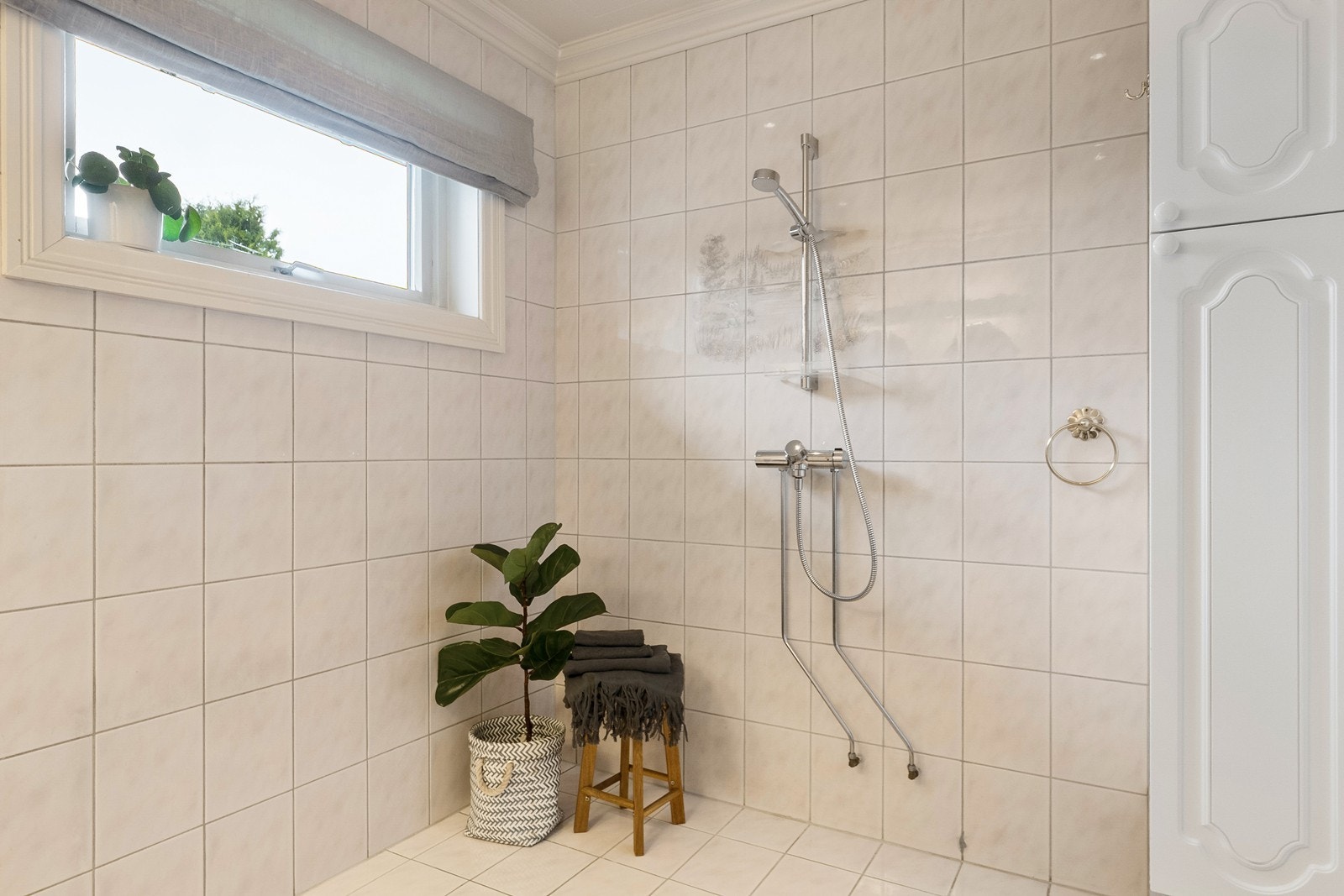 Badet er utstyrt med dobbel servant i innredning og dusjsett på vegg. Galleribilde