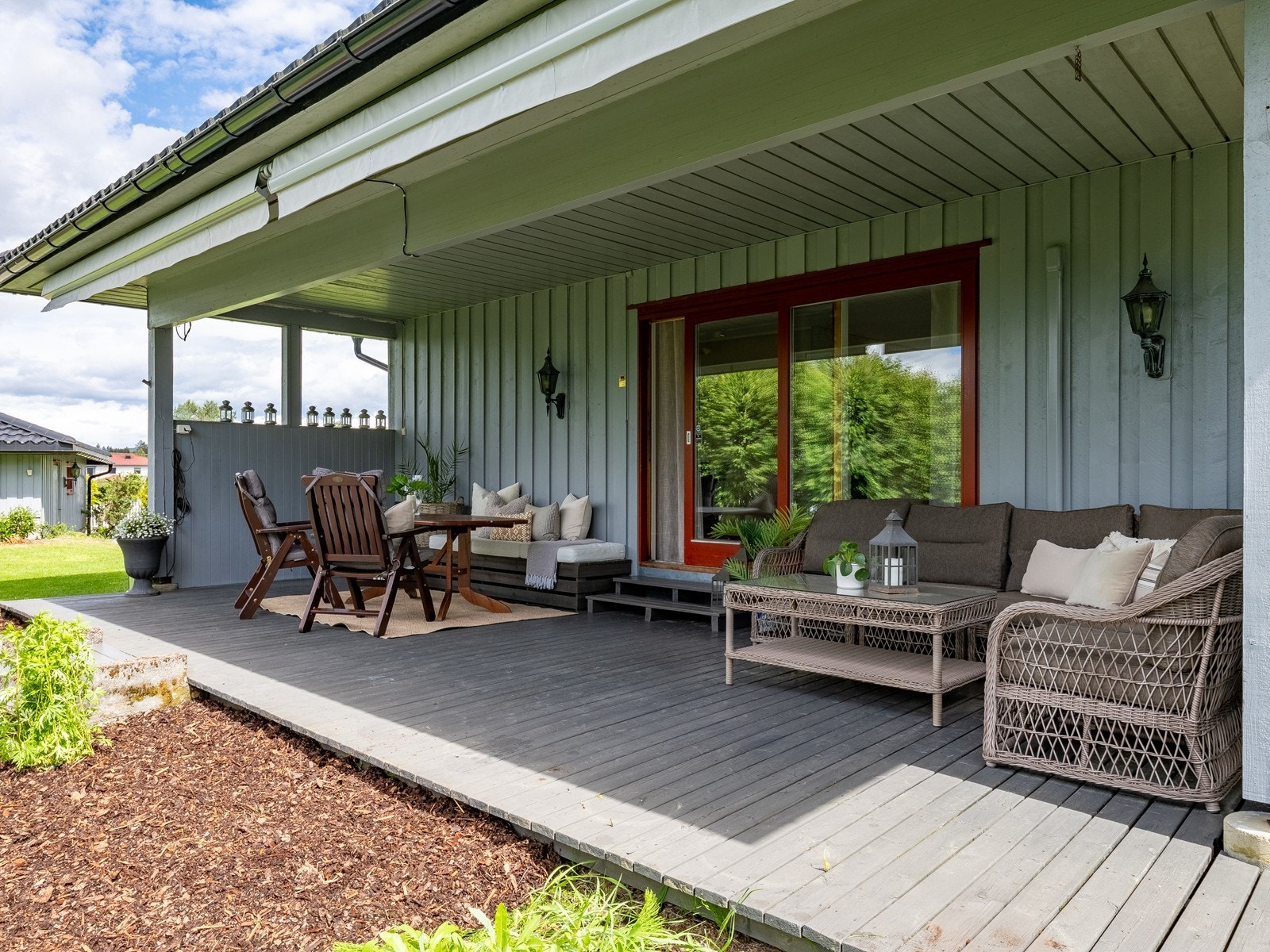 Fra stuen er det utgang til en overbygget, vestvendt terrasse med god plass til møblering. Galleribilde