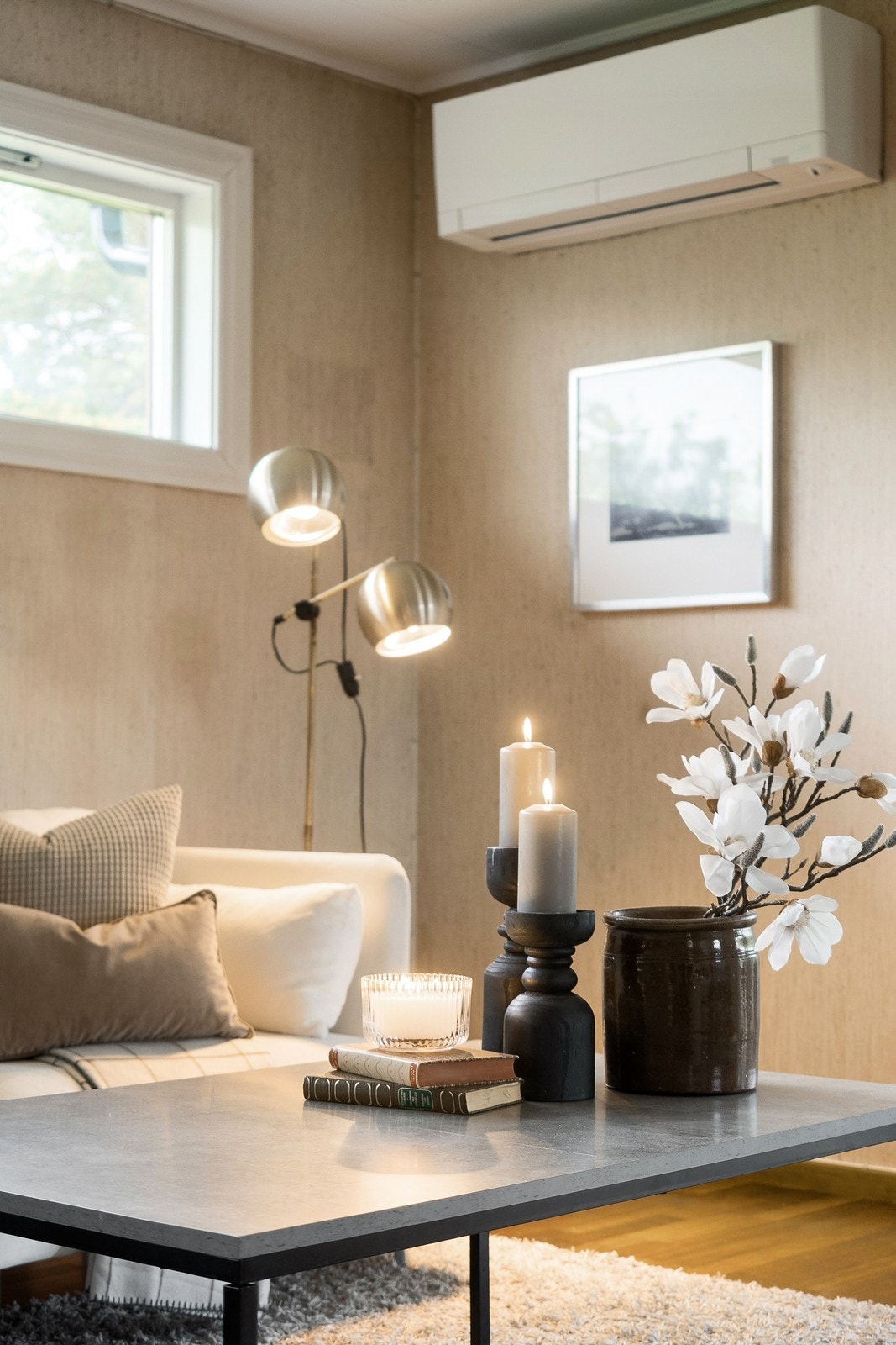 Detalj fra stuen som viser varmepumpen fra 2021. Galleribilde