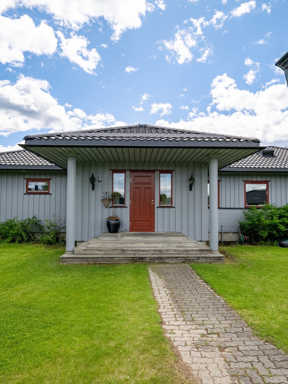 Belegningsstein ved inngangspartiet gir et ryddig og pent inntrykk. Galleribilde