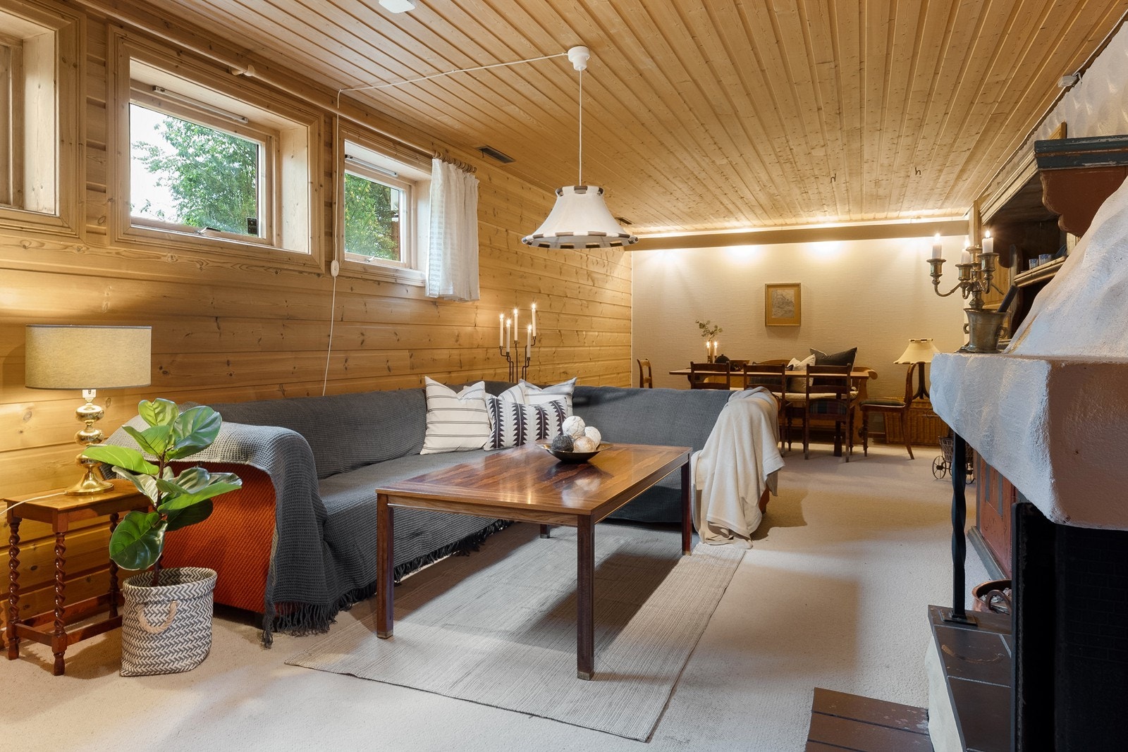 Kjellerstuen er et romslig og lunt oppholdsrom med panel i himling og på deler av veggene. Galleribilde