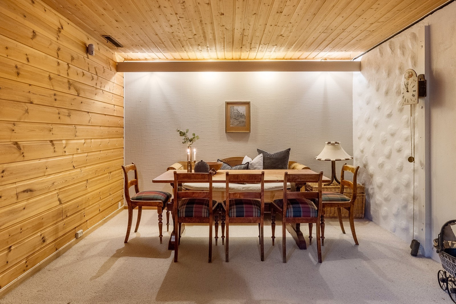 Kjellerstuen har god plass til både sofagruppe og en egen spiseplass. Galleribilde
