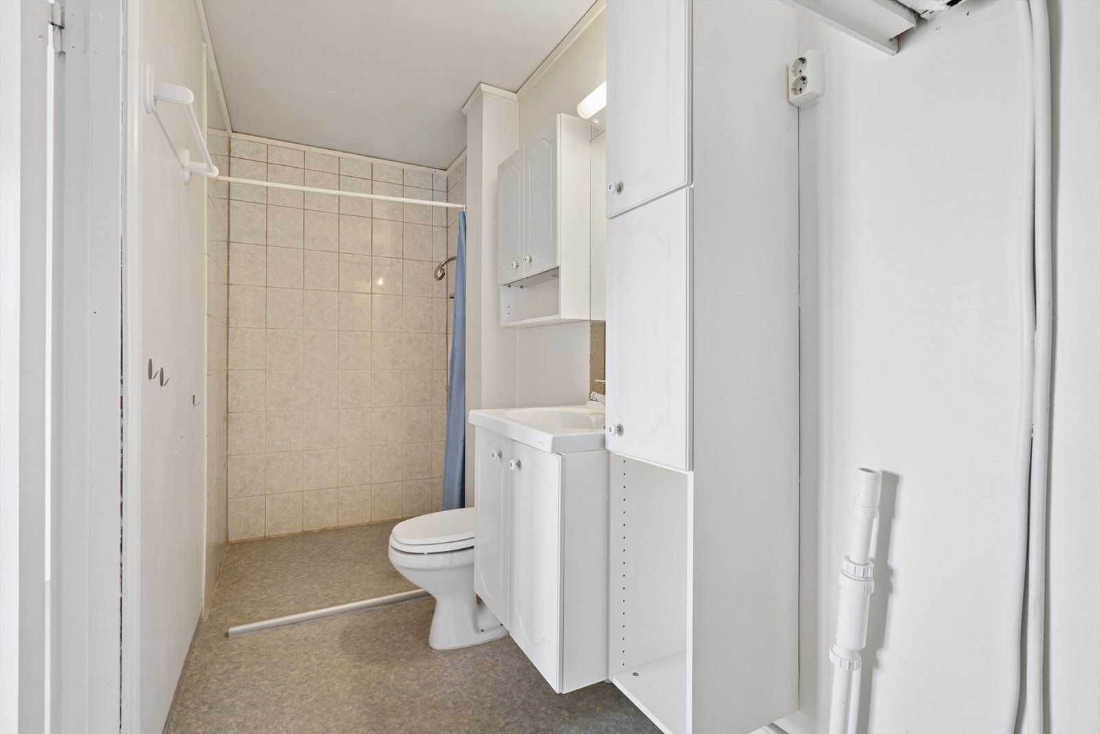 Badet er ellers utstyrt med dusjhjørne, toalett og baderomsinnredning med god lagringsplass og nedfelt servant. I tillegg er det opplegg for vaskemaskin. Galleribilde