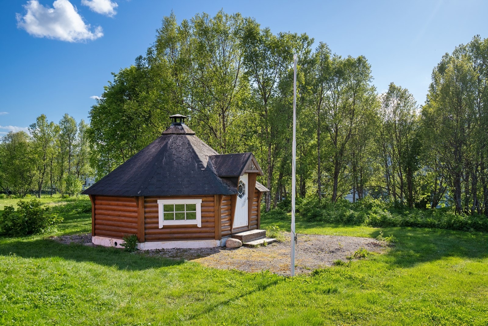 Borettslaget har hyggelige fellesområder, inkludert en grillhytte til glede for beboerne. Galleribilde