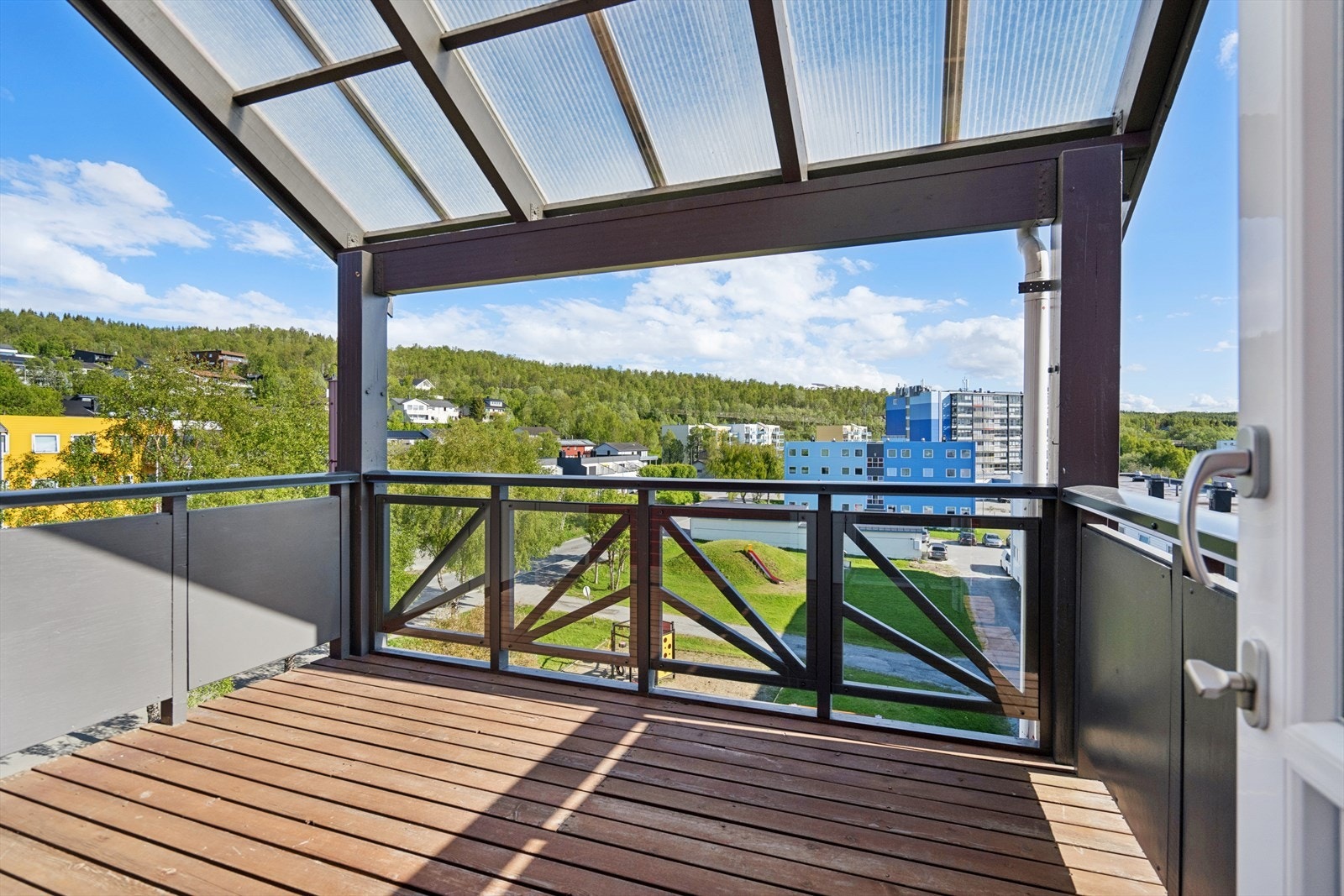 Balkongen er på 7 m2 og ligger solrikt til med flott utsikt. Balkongen er overbygget, noe som gjør det mulig å benytte uteområdet på de ikke fullt så fine dagene også. Galleribilde