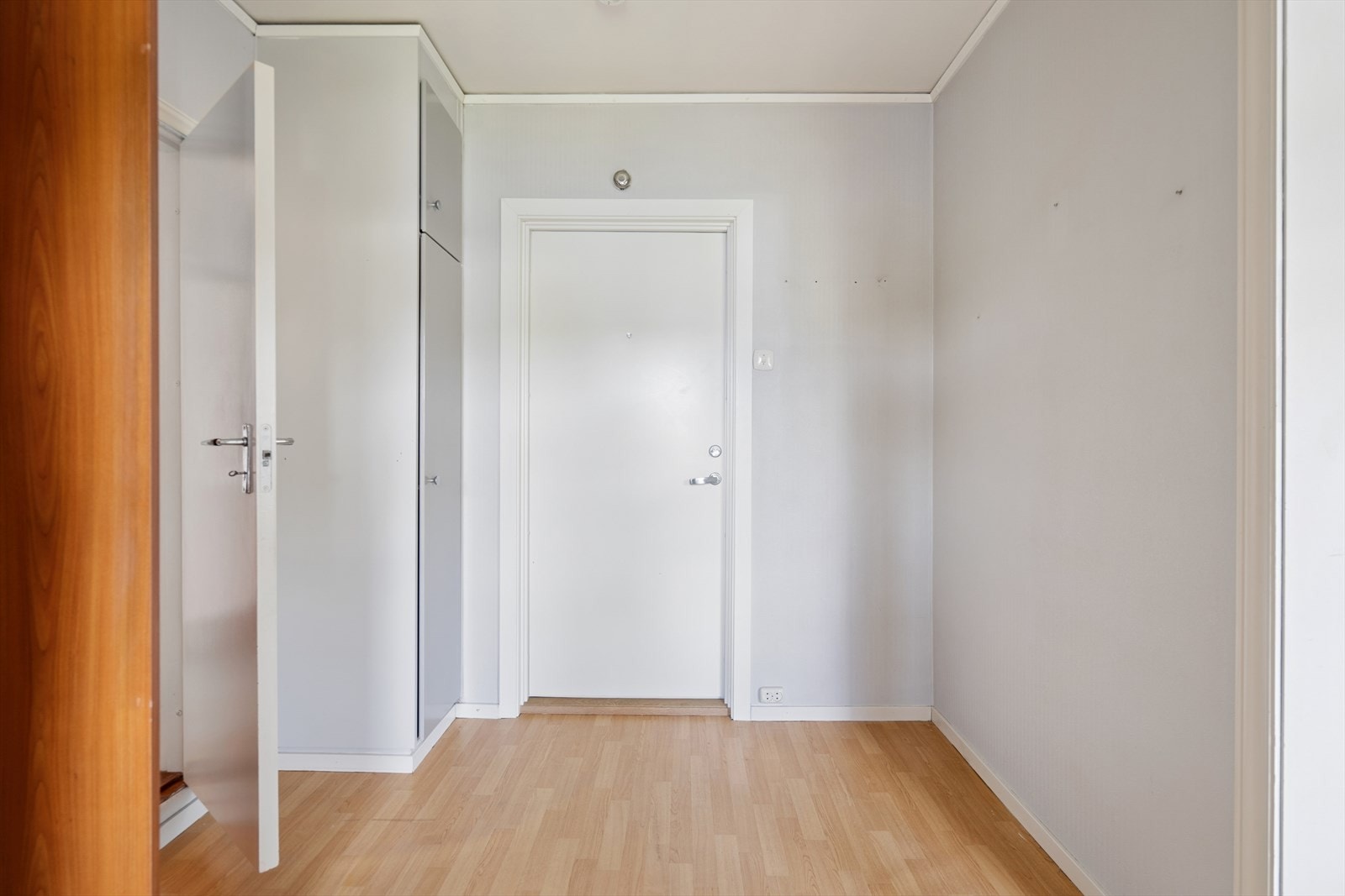 Entreen ligger i tilknytning til kjøkkenet og er utstyrt med integrert garderobe som gir lagringsplass til yttertøy og sko. Galleribilde
