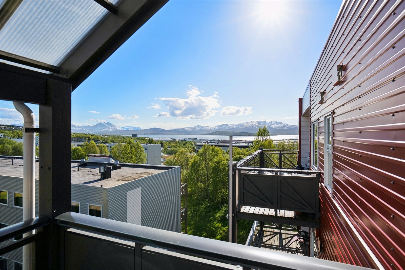 Leiligheten ligger i byggets fjerde etasje, som også er byggets toppetasje. Herfra kan man nyte nydelig utsikt mot Kvaløyas fjellrekker og sundet. Galleribilde