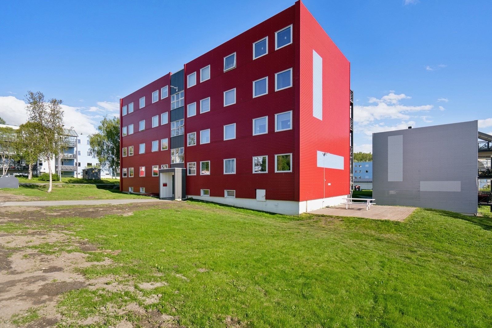 Leiligheten ligger sentralt plassert med kort vei til de fleste fasiliteter man måtte trenge i det daglige som butikker, kjøpesenter, kollektiv transport og flotte turområder. Galleribilde