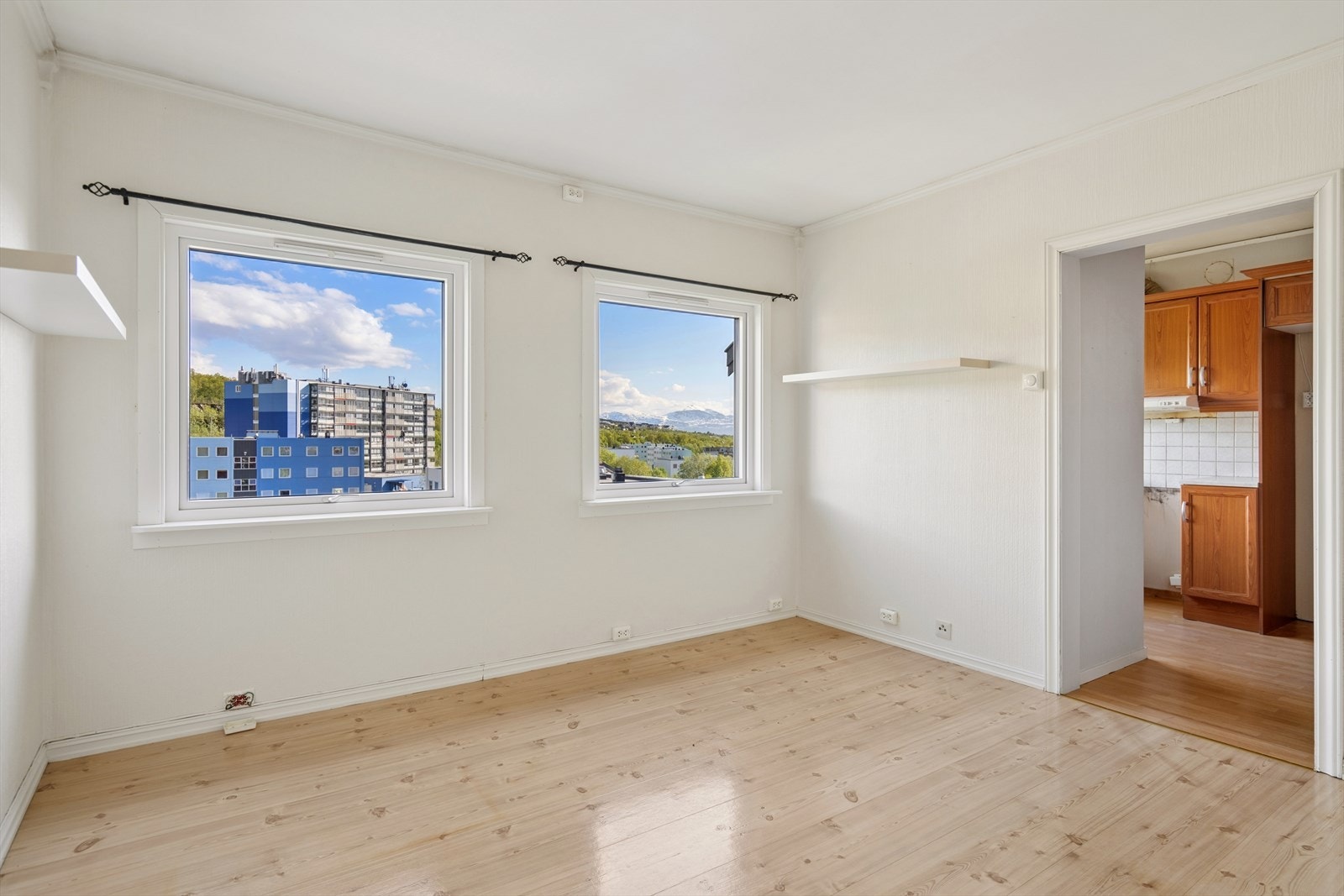 Stuen er lys og innbydende med store vindusflater som gir rikelig med naturlig lys, samtidig som de slipper inn den flotte utsikten. Galleribilde