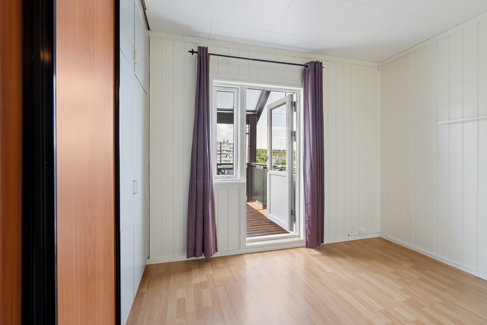 Soverommet er utstyrt med stor garderobe som gir god lagringsplass og har ellers rom for seng og tilhørende møblement. Galleribilde